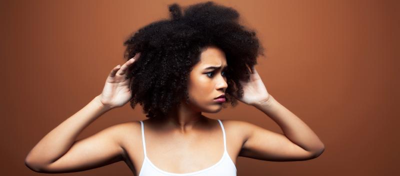 Comment rduire le volume et les frisottis des cheveux friss et crpus