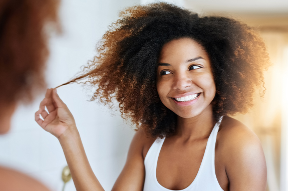 Les mythes autour des cheveux gris 