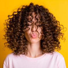 Comment coiffer ses cheveux boucls?
