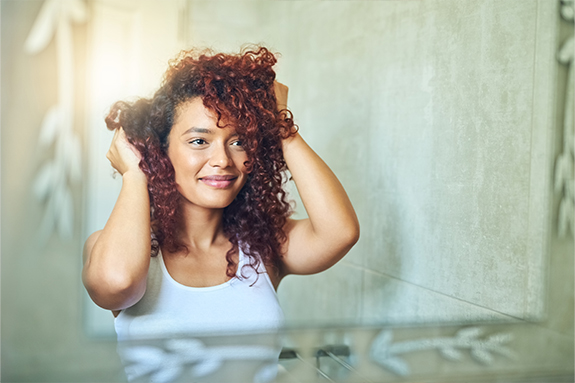 Les mythes autour des cheveux gris 