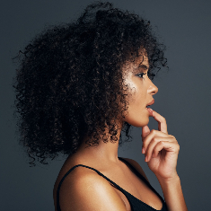 CHEVEUX BOUCLES, FRISES, CREPUS : QUELS PRODUITS CHOISIR ? 