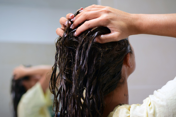 Nourrir ses cheveux avec le bain d’huiles (prepoo)
