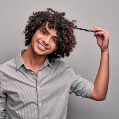 POURQUOI LES HOMMES DEVRAIENT FAIRE UNE ROUTINE CAPILLAIRE ?